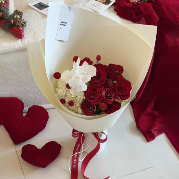 Blaze & Elegance: Red Rose x National Orchid Bouquet 